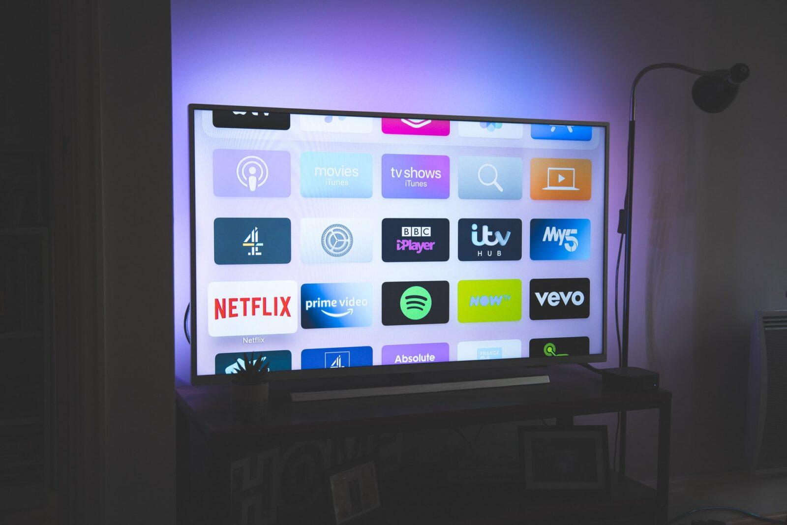 Jaki telewizor do 2000 zł - czy telewizor musi być Smart